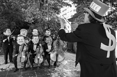 4日在布魯塞爾,非政府組織『樂施會(huì)』成員戴著七國首腦面具演奏名曲《錢錢》,批評(píng)七國政策導(dǎo)致全球貧富差 4日在布魯塞爾,非政府組織『樂施會(huì)』成員戴著七國首腦面具演奏名曲《錢錢》,批評(píng)七國政策導(dǎo)致全球貧富差