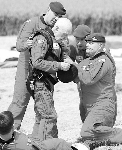 89歲的赫頓再次于70年前同一地點參加雙人跳傘。