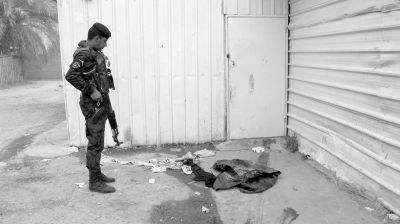 7月13日，伊拉克巴格達(dá)，警察在發(fā)生槍殺案的現(xiàn)場勘察。