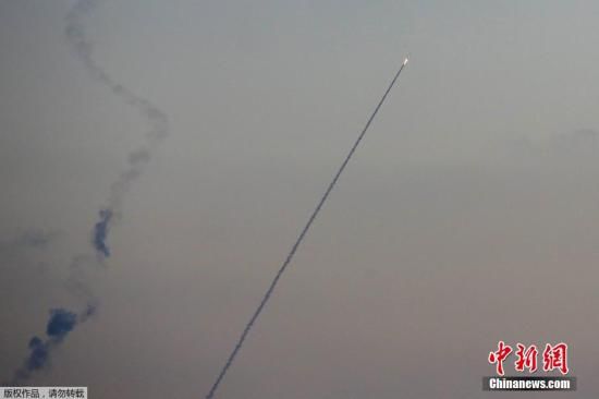 當地時間2014年7月13日，以色列斯德洛特，從加沙地帶飛往以色列境內的導彈劃破夜空。