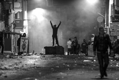 　10月8日，在土耳其伊斯坦布爾，同情難民遭遇的庫爾德人進行游行示威，指責政府應對“伊斯蘭國”武裝不