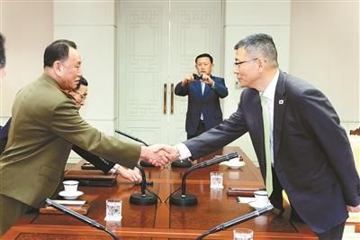 10月15日，韓國國防部國防政策室室長柳濟升和朝鮮人民武裝力量部偵查總局局長金英哲分別率團出席板門店