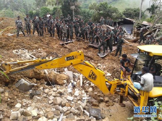 10月29日,斯里蘭卡救援部隊抵達山體滑坡災區展開救援。 10月29日,斯里蘭卡救援部隊抵達山體滑坡災區展開救援。
