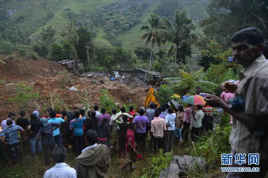 這張10月29日拍攝的照片顯示斯里蘭卡中部山體滑坡中幸存村民們正在被疏散。 這張10月29日拍攝的照片顯示斯里蘭卡中部山體滑坡中幸存村民們正在被疏散。