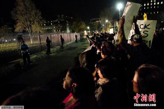 美國白宮前擠滿了抗議槍殺黑人青年的白人警察免遭起訴案件的美國民眾。