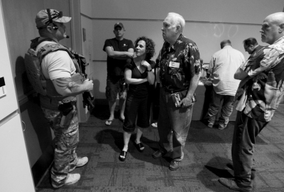 　5月3日，警察在案發后暫時阻止與會者離開展覽。