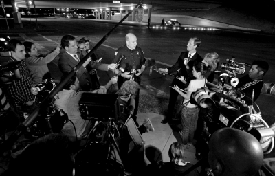 警方發言人接受記者采訪。