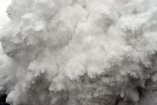 地震引發(fā)的雪崩來(lái)臨瞬間 地震引發(fā)的雪崩來(lái)臨瞬間