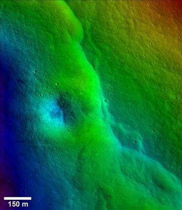 不只月球引力影響地球，科學(xué)家借由月球表面數(shù)千的裂縫推斷，地球引力似乎正對(duì)月球表面造成嚴(yán)重影響