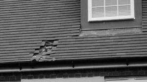 被砸出的洞。