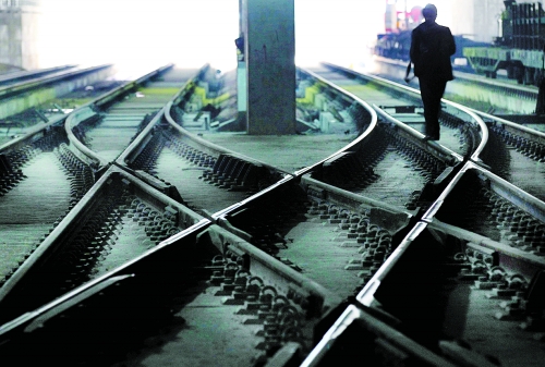 ▲鄭州地鐵1號線醫學院站，地下18米縱橫交錯的鐵軌伸向遠方。