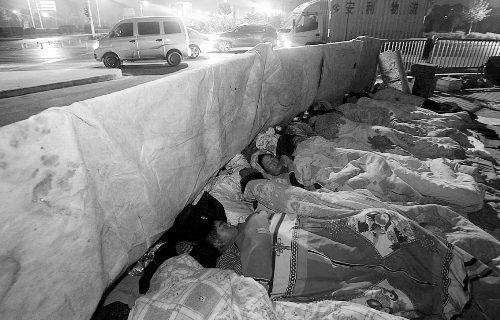 在寒冷的冬夜，為了能省點錢，方便接活，民工們?nèi)运跇蛳隆? complete=