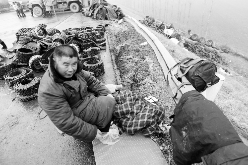 　出事司機的鞋找不到了，只好用塑料袋套著腳取暖