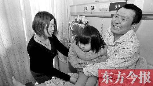 李剛患骨肉瘤急需手術(shù)，最放心不下的就是他的妻子、女兒