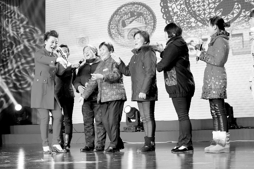 　小香玉與戲迷同臺(tái)演出