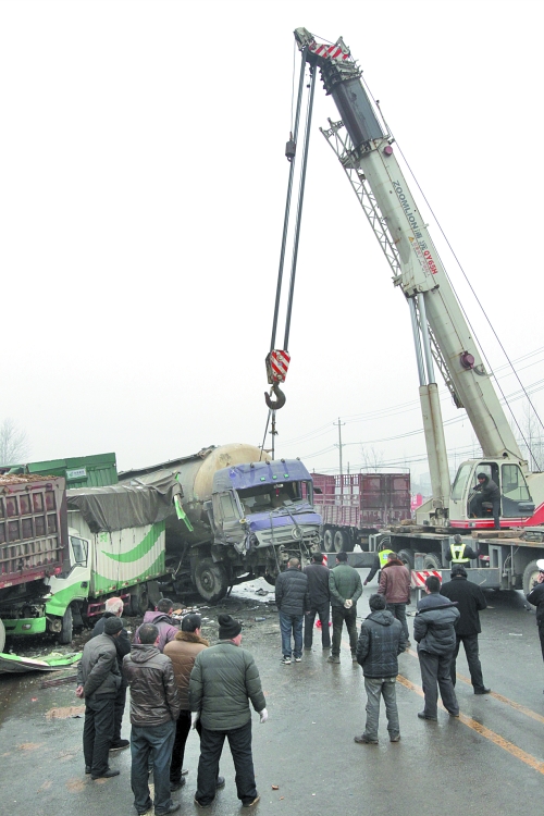 下坡濕滑 107國道新鄭盧家橋不下20輛車發生碰撞