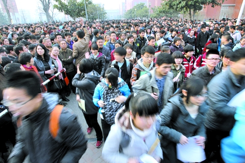 全省不少優(yōu)秀考生此次齊聚三聯(lián)盟考場 全省不少優(yōu)秀考生此次齊聚三聯(lián)盟考場