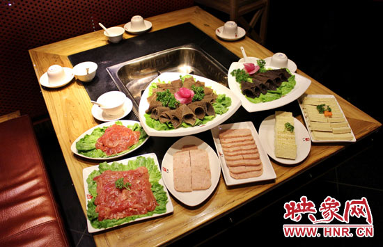 巴奴毛肚火鍋主打的就是半份的菜品。例如這個巴奴毛肚，整份的是42元，而半份只要21元，既便宜又實惠。