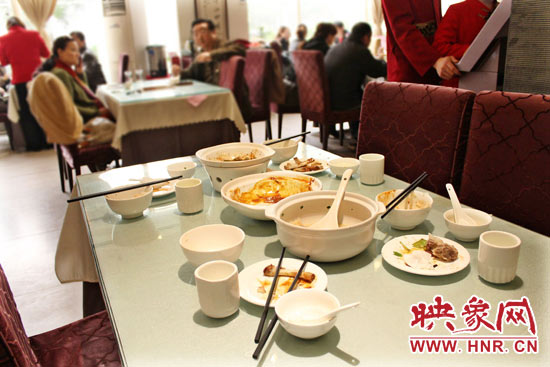 3月22日，阿五美食英協路店幾位顧客用完餐后，盤子里的食物所剩無幾。