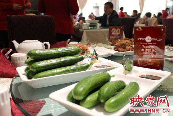 3月22日，阿五美食英協路店的服務員為我們展示大份菜品和小份菜品