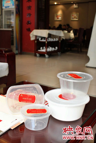 阿五美食英協路店為顧客提供的各種大小的打包餐盒。