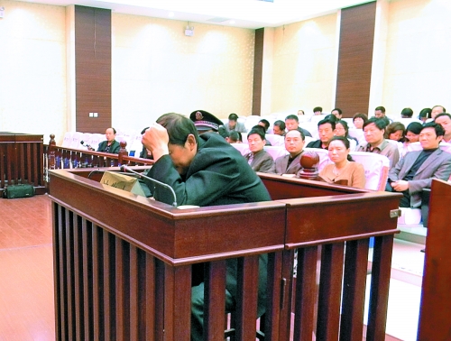 庭審中,楊某一直沒有抬頭。 庭審中,楊某一直沒有抬頭。