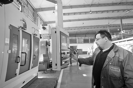 　　▲5月7日，來自德國的專家正在中原內(nèi)配股份有限公司的生產(chǎn)線上調(diào)試設(shè)備。