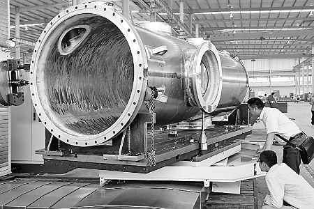 ▲5月6日，河南飛宇實業(yè)有限公司的技術(shù)人員正在調(diào)試設(shè)備，準(zhǔn)備試生產(chǎn)。