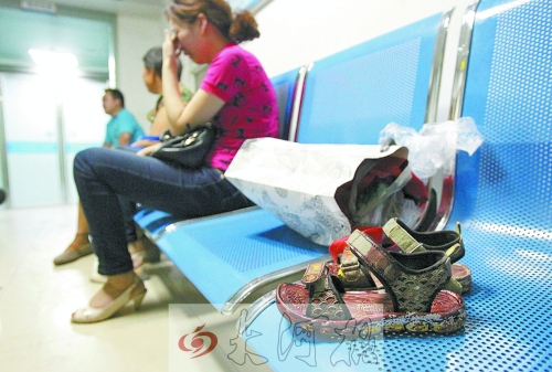 7歲男孩去廁所被“精神病”大男孩捅十多刀,孩子父母和孩子姥姥在手術室前痛哭。孩子的涼鞋上全是血跡。 7歲男孩去廁所被“精神病”大男孩捅十多刀,孩子父母和孩子姥姥在手術室前痛哭。孩子的涼鞋上全是血跡。