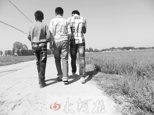 親眼目睹小伙伴在自己面前慘遭橫禍,三個孩子變得異常沉默。 親眼目睹小伙伴在自己面前慘遭橫禍,三個孩子變得異常沉默。