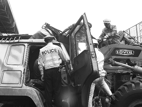 　　調來鏟車，幫忙救人。