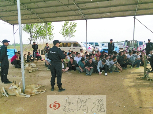 民警突襲賭場，64名涉案人員全部落網(wǎng)。