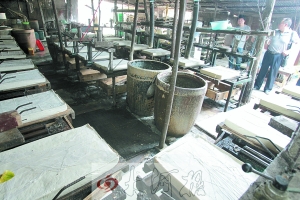 每天3000斤白豆腐在這樣的黑作坊內(nèi)被生產(chǎn)出來 每天3000斤白豆腐在這樣的黑作坊內(nèi)被生產(chǎn)出來
