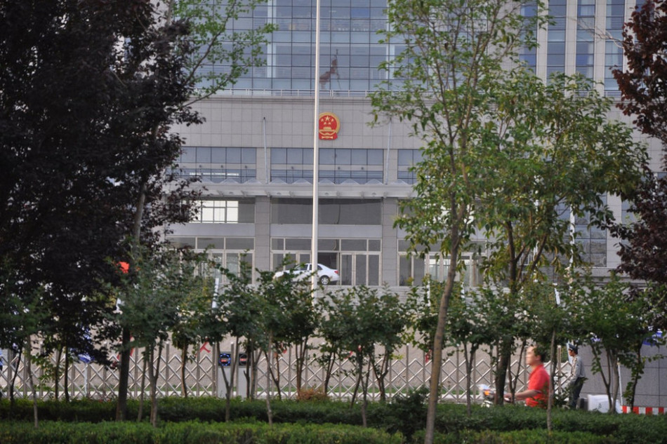 　　圖為魏都區(qū)政府門前的國徽和隱約的“為人民服務(wù)”字樣。來源：光明網(wǎng)