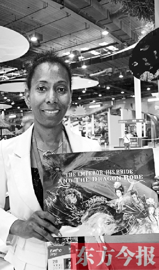 桑麗莎的童話書《皇帝、新娘與龍袍》在上海世博會加勒比聯合館與中國讀者見面 資料圖片