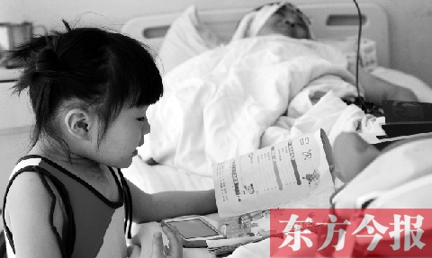 　昨天上午，鄭州市骨科醫(yī)院病房內(nèi)，李剛躺在病床上，女兒嘟嘟在安靜地看書
