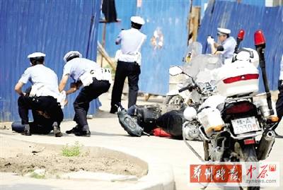 　一名歹徒被抓獲，另一名歹徒持槍劫持了一名門衛。