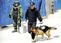 排爆專家、警犬在現場待命。