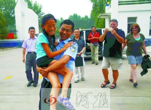 黨心松一行人剛下車，楊衛軍就一把抱起了她，流露出幸福的笑容，不遠處史蒂夫拍照銘記這一刻。