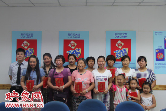 超市為10名義務監督員頒發證書