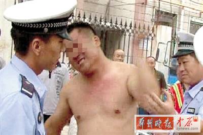 　鄭州醉酒男“發飆”掌摑自己