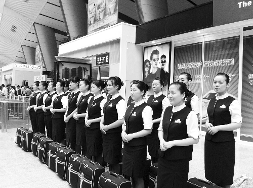 本想著上了學能安排到高鐵或地鐵單位當乘務員,結果只是去做安保服務,許多學生稱上當了 本想著上了學能安排到高鐵或地鐵單位當乘務員,結果只是去做安保服務,許多學生稱上當了