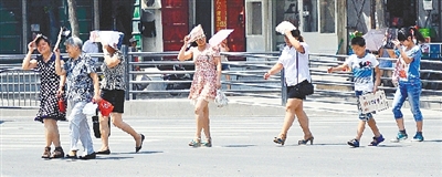  街頭，遮擋陽光是一門“技術活”。