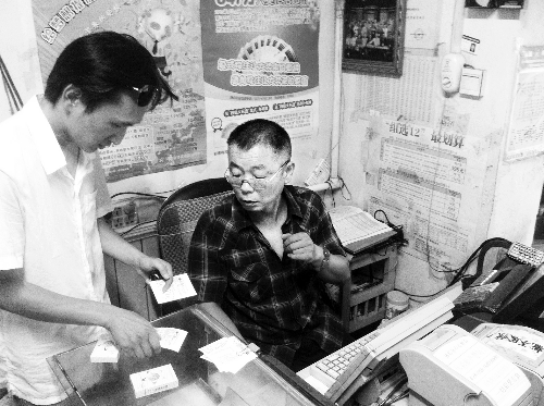 站點中出大獎后前來購彩的人絡繹不絕 站點中出大獎后前來購彩的人絡繹不絕