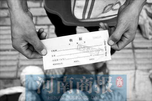 百花路附近的瓜農宋師傅交完衛生費后收到一張收據,但沒有收款單位 百花路附近的瓜農宋師傅交完衛生費后收到一張收據,但沒有收款單位