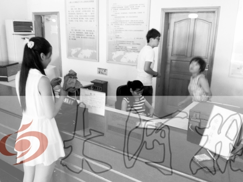 鄭州市人才交流服務(wù)中心二樓大廳，剛畢業(yè)大學(xué)生咨詢政策，工作人員卻在若無其事地玩手機(jī)。