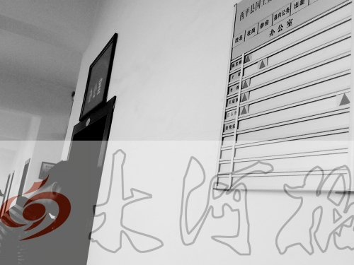 　7月4日上午，西平縣國(guó)土局辦公室門口在崗牌子高高掛，但里面空無一人。