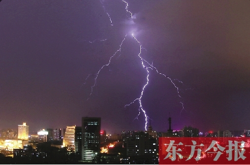 鄭州再次狂風暴雨 瞬時雨量逼近50毫米 鄭州再次狂風暴雨 瞬時雨量逼近50毫米