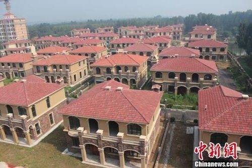 在鄭州市惠濟區(qū)花園口鎮(zhèn)申莊村的黃河岸邊，這處豪華別墅群蔚為壯觀。侯偉勝 攝