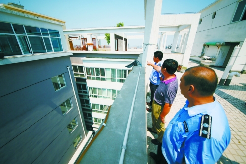 洛龍區(qū)城管執(zhí)法人員到該小區(qū)的“空中花園”進行調查取證 洛龍區(qū)城管執(zhí)法人員到該小區(qū)的“空中花園”進行調查取證